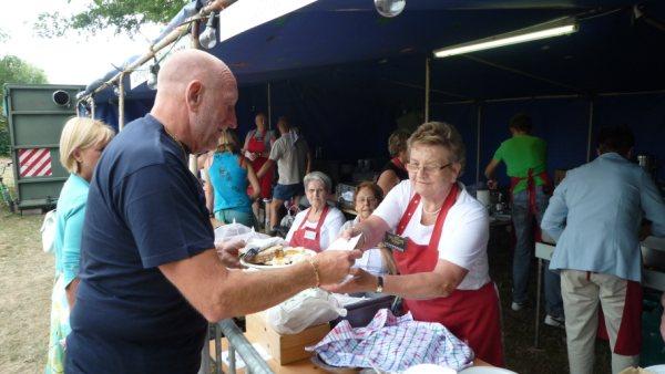 33 ste Crijtfeesten en 4de Crijtrally op 25 juli 2010-Terlogt Diepenbeek (17).jpg - Jamie, jamie , spek en eieren, dat gaat smaken.